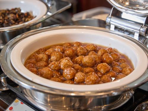 Een kom met gehaktballen staat op het fornuis. bij GRG Hotel Naha in Naha