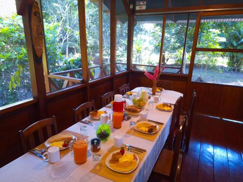 a dining room with a table with plates of food at Passiflora Camp in Puerto Maldonado