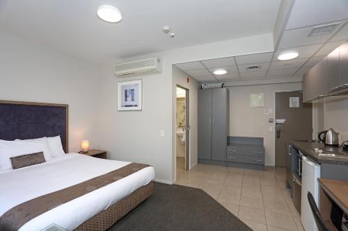 Ein Bett oder Betten in einem Zimmer der Unterkunft Quality Suites Central Square