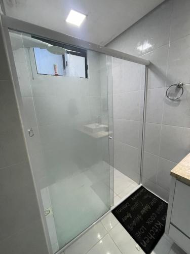 GuaramirimにあるCasa com quarto disponível em Guaramirimのバスルーム(ガラスドア付きのシャワー付)