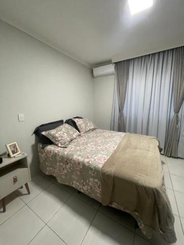 Kama o mga kama sa kuwarto sa Casa com quarto disponível em Guaramirim