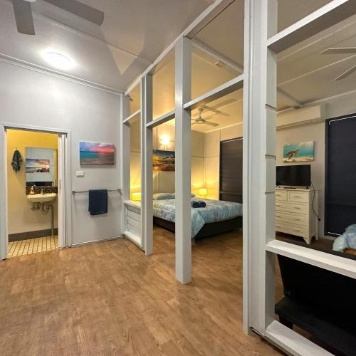 een slaapkamer met een bed en een tv in een kamer bij Unit 3 Golden Sands Retreat in Wagait Beach