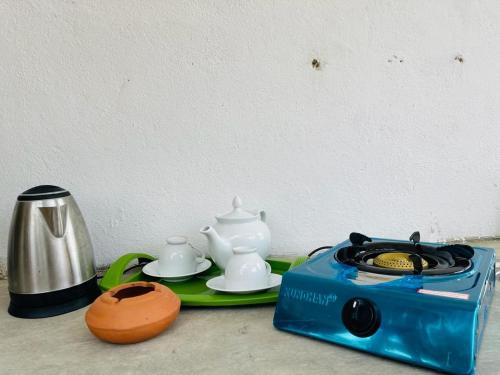 radio y set de té sobre una mesa en Sea Garden Beach Resort, en Habaraduwa Central