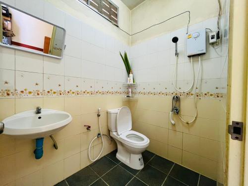 パンガーにあるJimmy Housのトイレと洗面台付きのバスルーム