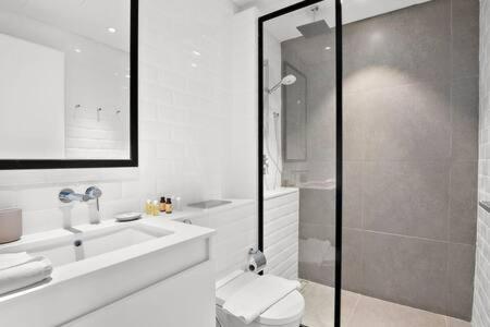 Bathroom sa Silkhaus Modern Studio with Access to Private Beach