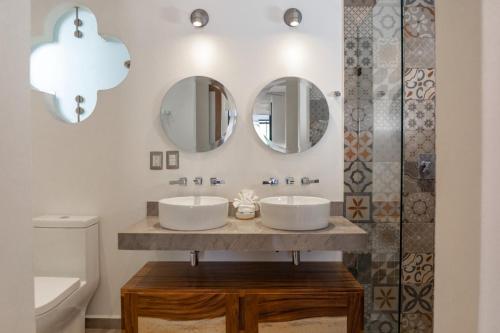 Ванна кімната в CALA Suites & Lofts