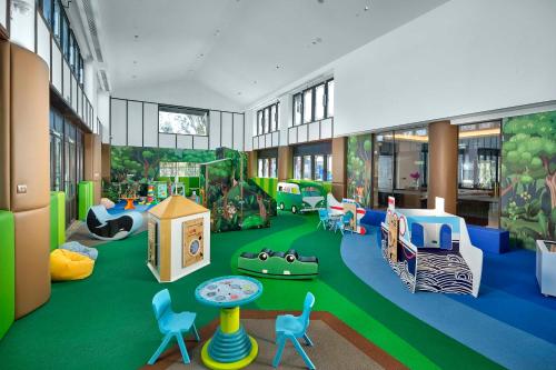 a room with many different types of play equipment at Doubletree By Hilton Yancheng Dayangwan in Yancheng