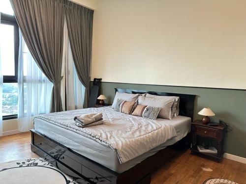 1 dormitorio con 1 cama grande y 2 almohadas en Paradigm Residence Studio 4pax 2King bed Netflix WiFi, en Johor Bahru