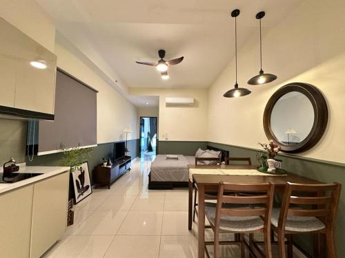 een keuken en een woonkamer met een tafel en een bed bij Paradigm Residence Studio 4pax 2King bed Netflix WiFi in Johor Bahru