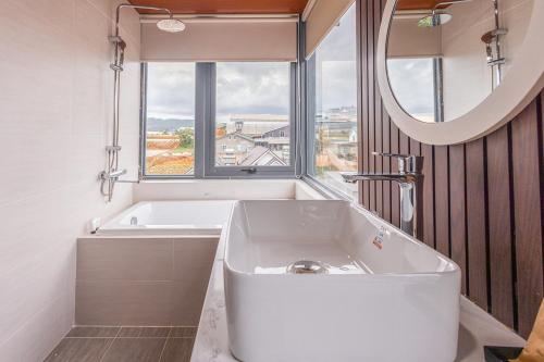 Koupelna v ubytování GREENECO DA LAT HOTEL - Khách sạn Green Eco Đà Lạt