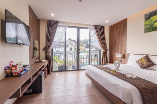 Postel nebo postele na pokoji v ubytování GREENECO DA LAT HOTEL - Khách sạn Green Eco Đà Lạt