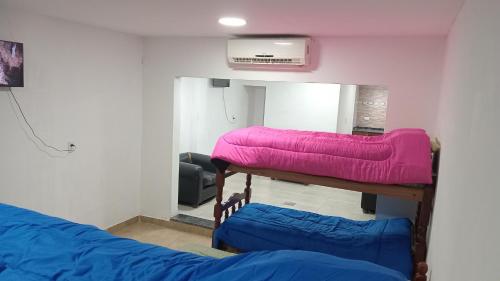 מיטה או מיטות קומותיים בחדר ב-Lo de franco