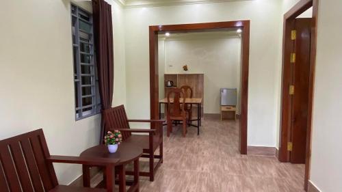 a dining room with a table and chairs and a mirror at Serei Saophoan Villa Homestay in Sisophon 