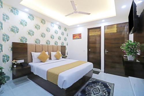 a bedroom with a bed and a ceiling fan at Hotel Vijaydeep Palace Near Delhi Airport in New Delhi