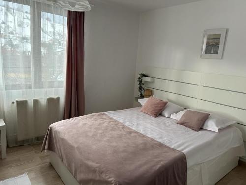 - une chambre avec un grand lit et 2 oreillers dans l'établissement Vila Monica, à Bran