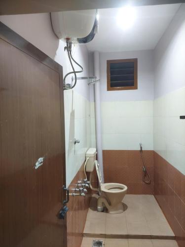 uma casa de banho com um WC e uma cabina de duche. em CASA DEEPAM em Pondicherry