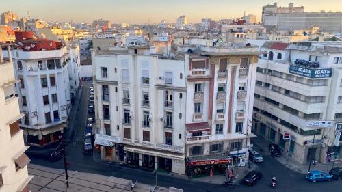 une vue aérienne sur une ville avec des bâtiments dans l'établissement North Africa Casablanca, à Casablanca