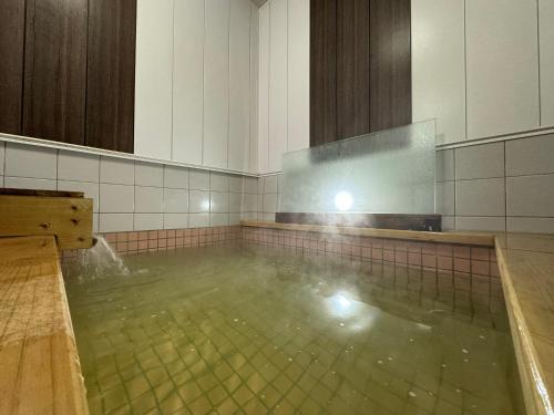 uma grande piscina de água num ginásio em Bandai em Tokamachi