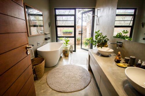 Koupelna v ubytování The Lazy Leopard Lodge