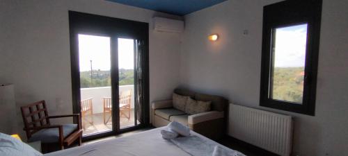 Katil atau katil-katil dalam bilik di LIOFYTO - Stylish villa with views to Foinikounda bay