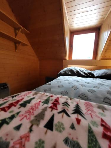 a bedroom with a bed in a cabin at domek w zaczarowanym lesie in Istebna