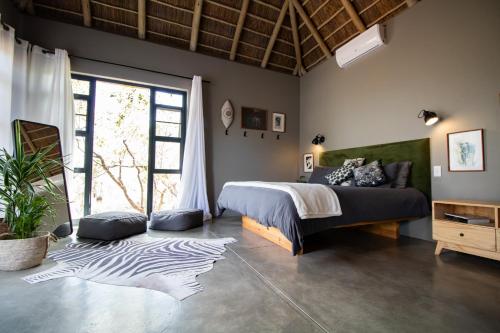 Postel nebo postele na pokoji v ubytování The Lazy Leopard Lodge