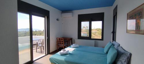 Katil atau katil-katil dalam bilik di LIOFYTO - Stylish villa with views to Foinikounda bay