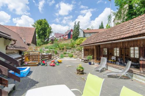 Hollfeld的住宿－Ferienwohnungen Handwerger，庭院里设有椅子和家具