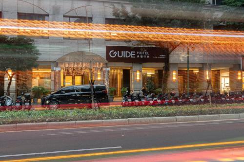 une voiture garée devant un bâtiment dans l'établissement Guide Hotel Taipei Chongqing, à Taipei