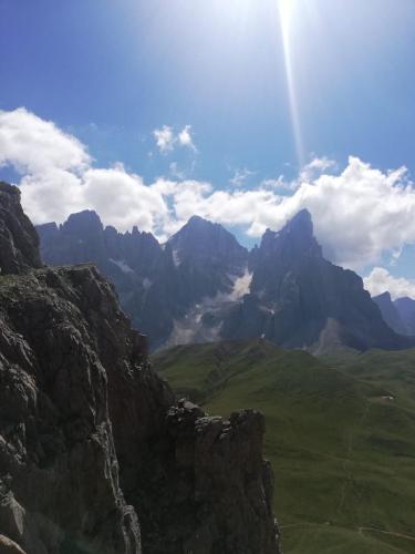 a view of a mountain range with the sun in the sky at Casa Rodi in Siror