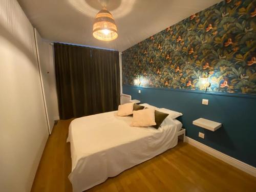 une chambre avec un lit avec un tableau sur le mur dans l'établissement Appartement moderne avec garage et accès métro à 100m, à Villeurbanne