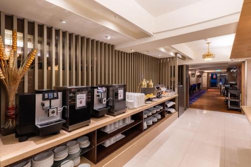 una tienda con varias cafeteras en una barra en Guide Hotel Taipei Chongqing, en Taipéi