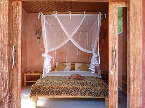 een hemelbed in een kamer bij Villa Sea La Vie Private pool in Gili Meno