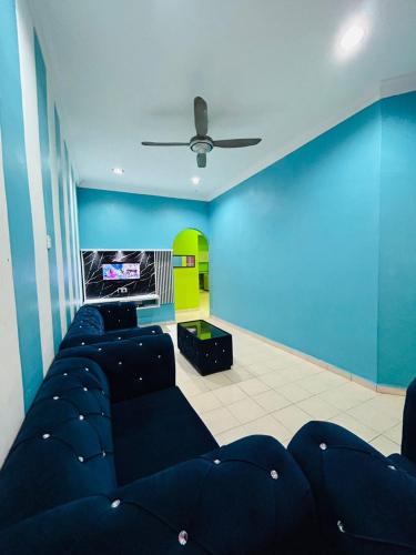 Televisyen dan/atau pusat hiburan di Homestay Ira Jaya - 4 Unit Rumah