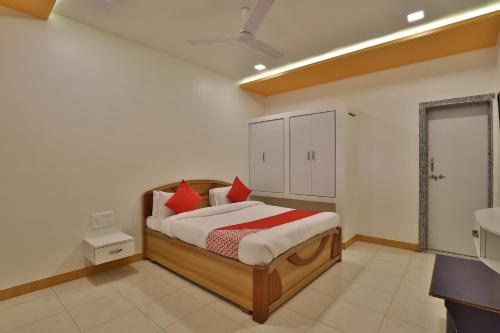 เตียงในห้องที่ OYO Hotel Balaji Inn