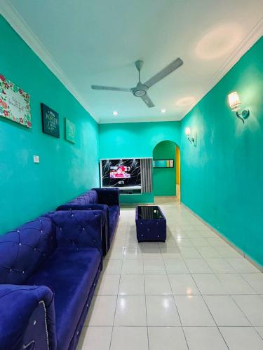 Televisyen dan/atau pusat hiburan di Homestay Ira Jaya - 4 Unit Rumah