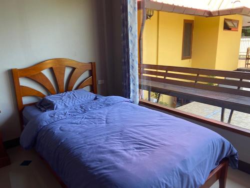 Postel nebo postele na pokoji v ubytování บ้านสวนแดงจินดา Baan Suan Dang Jinda