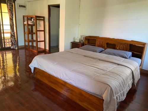 Postel nebo postele na pokoji v ubytování บ้านสวนแดงจินดา Baan Suan Dang Jinda
