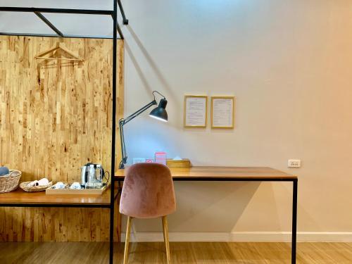 a desk with a chair and a lamp at Funwan Hotel in Li