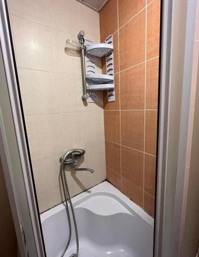 uma pequena casa de banho com chuveiro e banheira em Saryan 2 em Yerevan