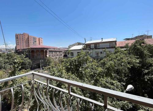 uma vista para a cidade a partir de uma varanda em Saryan 2 em Yerevan