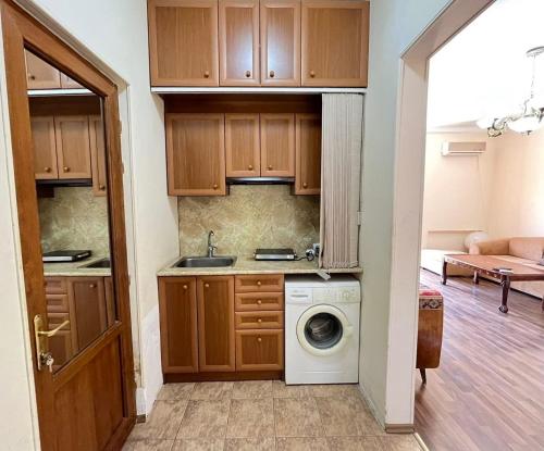 uma cozinha com uma máquina de lavar roupa num quarto em Saryan 2 em Yerevan