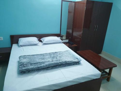 En eller flere senger på et rom på OYO Hotel Ambika
