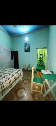 1 dormitorio con 1 cama, 1 mesa y 1 silla en Habitación privada Mazunte, en Santa María Tonameca