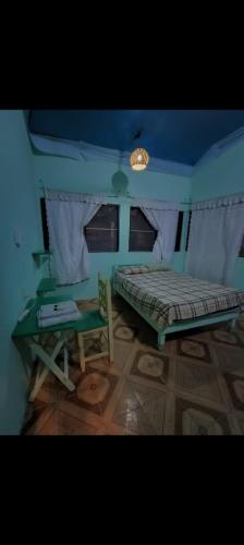 1 dormitorio con 1 cama, 1 mesa y 1 silla en Habitación privada Mazunte, en Santa María Tonameca