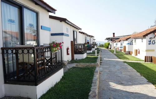 eine Straße mit einer Reihe von Häusern und einem Balkon in der Unterkunft Maya Bistro Hotel & Beach in Siğacık
