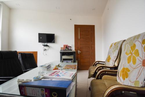 ein Wohnzimmer mit einem Tisch und einer Schachtel darauf in der Unterkunft Hotel Shagun in Karnal