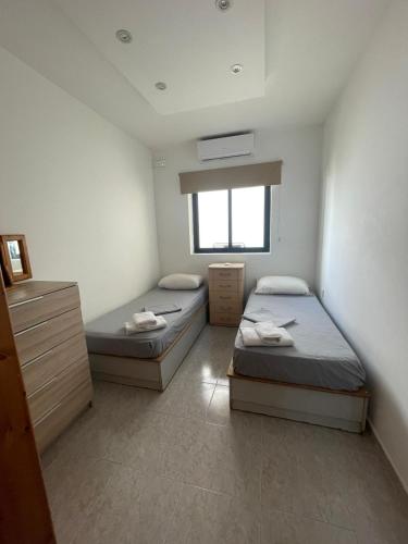 Gallery image of No 6 Poseidon Apartment in St. Julianʼs