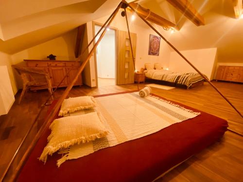 uma sala de estar com um tapete vermelho e um sótão em Pyramida & Sauna Relax Guest House em Zďár nad Sázavou