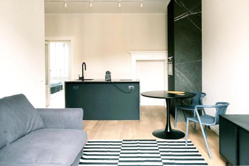 een woonkamer met een bank en een tafel bij ComeCasa Fashion apartment Mantova in Milaan